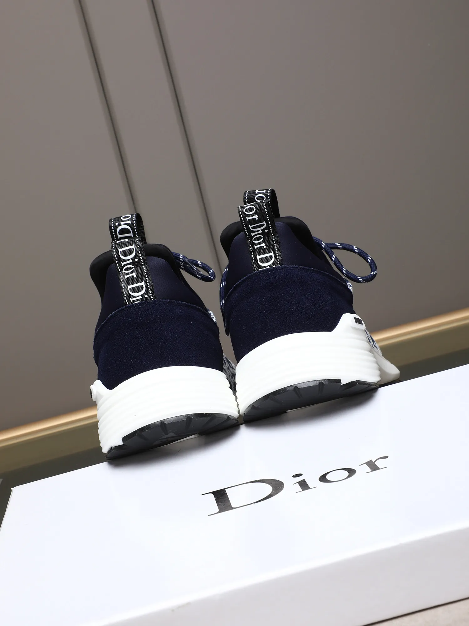 Men's shoes 💰440 💰Dior [Dior] 😘😘High-end series of casual men's shoes, simple and elegant👍👍👍The upper is made of first-layer genuine leather spliced ​​with Dior's special material [sun][sun]; imported first-layer sheepskin lining; special outsole, wear-resistant, lightweight, the overall design is harmonious and unified without lacking personality 👣🌟✨You deserve it! 3 colors😍Sizes 38~44. (45 custom-made) The picture above is a big seller🔥🔥🔥